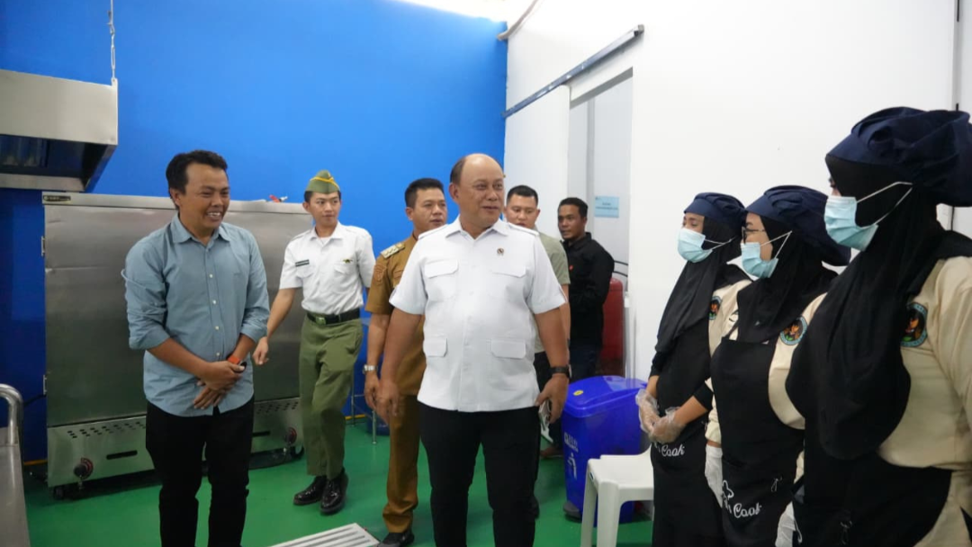Dorong Ekonomi Rakyat melalui MBG, Kepala BGN Sibolga Pantau SPPG di Bandung
